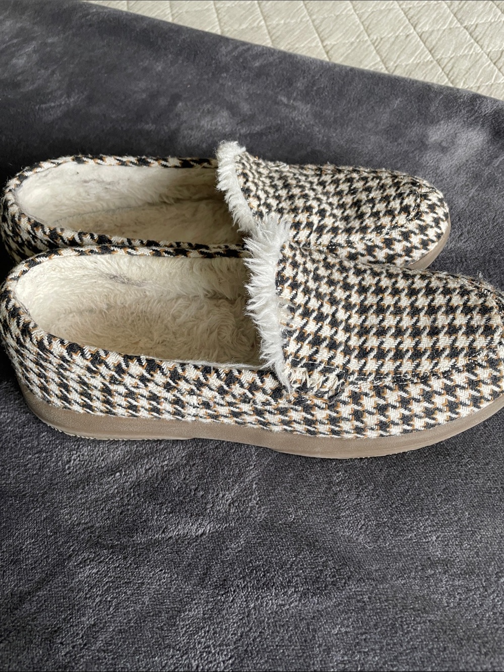 Vionic Houndstooth Faux-Fur Lined Slip-On Slippers in Black & Cream